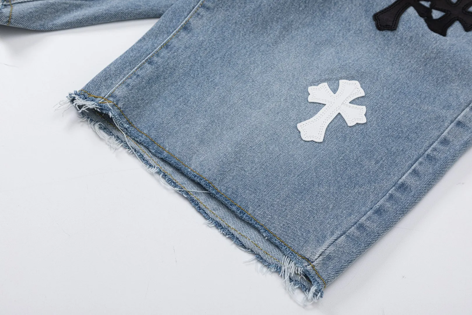 KE926#P180 The only correct leather label version on the market Chrome Hearts CH Cross embroidery distressed jeans Top ceiling quality 100% correct version The correct version is here!  Believe me this must be the best quality you will ever come across! ! Excellent value for money! !  Styles with different washes and textures are very friendly to people with thin legs and thick legs. The straight version is very flattering to the shape of the legs. The moderate length is timeless and easy to match. It is the basis of various styles and a must-have in the wardrobe! ! Add a little stacking to easily control the clean fit trend that has exploded this year. The fabric is stiff but also makes the upper body soft without losing texture. The sides and cuffs of some styles have a bone-wash effect. The vintage flavor pops up all at once. It’s really hard not to love it! ✅Correctly customize the Croxin metal leather label on the back panel. It is not sold directly with the cross on the finished jeans. 1:1 copying strives for excellence and the details are perfectly grasped. ✅The cross leather label is clear and smooth. Exquisite turning top craftsmanship. ✅Buttons, zippers and hardware are all customized versions of the Croxin LOGO. ✅High-cost washing process. Size: 28 30 32 34 36 (5 sizes)